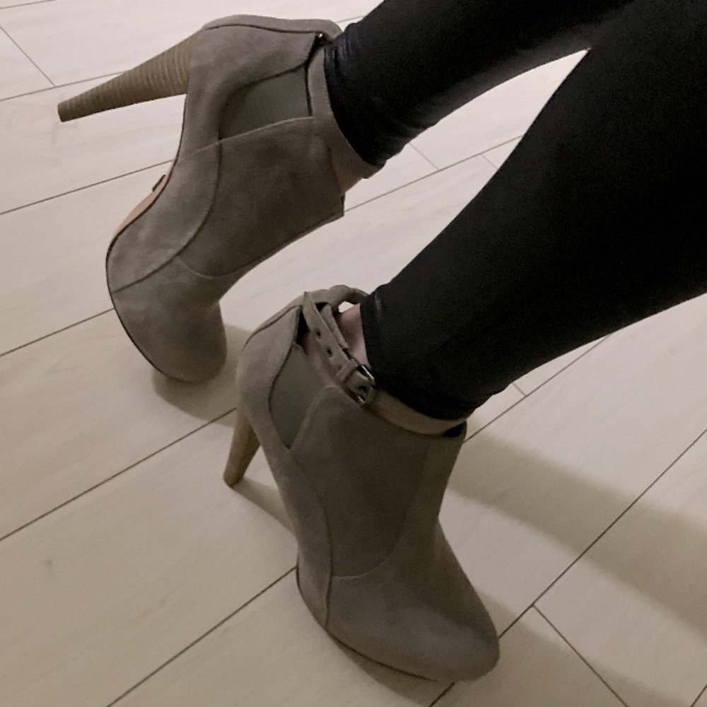 NWT BCBGMAXAZRIA Helvi suede Ankle Boots in color “Elephant” 10